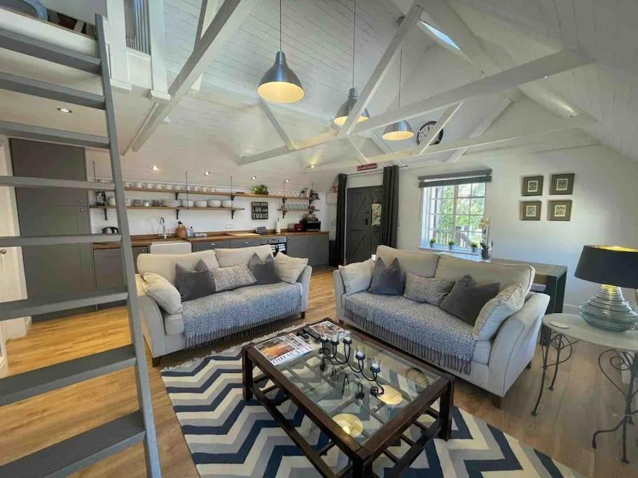 Апартаменты The Coach House Alderbury Экстерьер фото