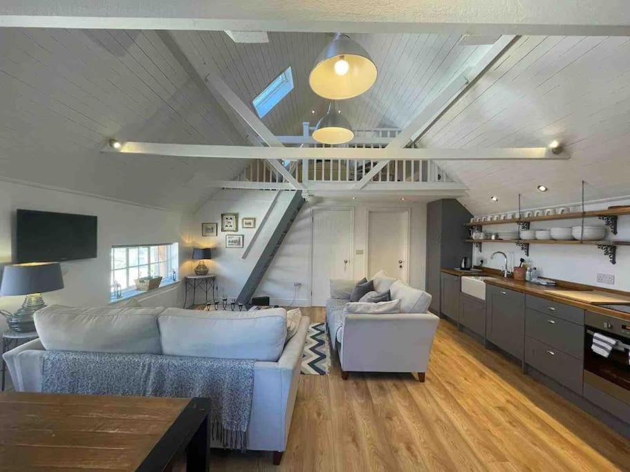 Апартаменты The Coach House Alderbury Экстерьер фото