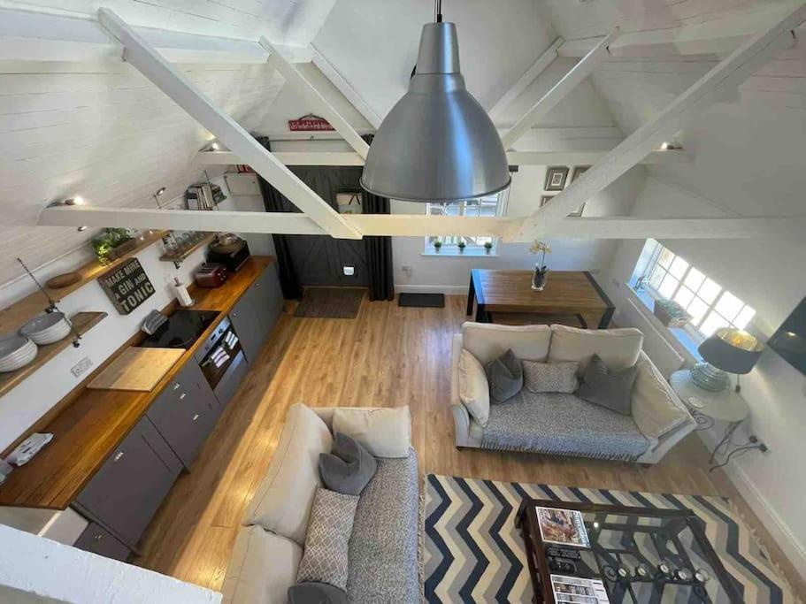 Апартаменты The Coach House Alderbury Экстерьер фото